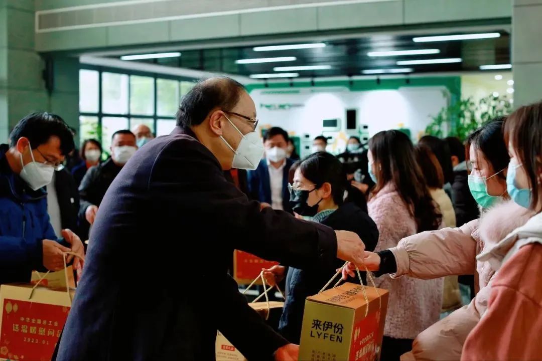 全国总工会党组成员、经费审查委员会主任李晓钟一行莅临亚投娱乐股份文旅板块温暖慰问